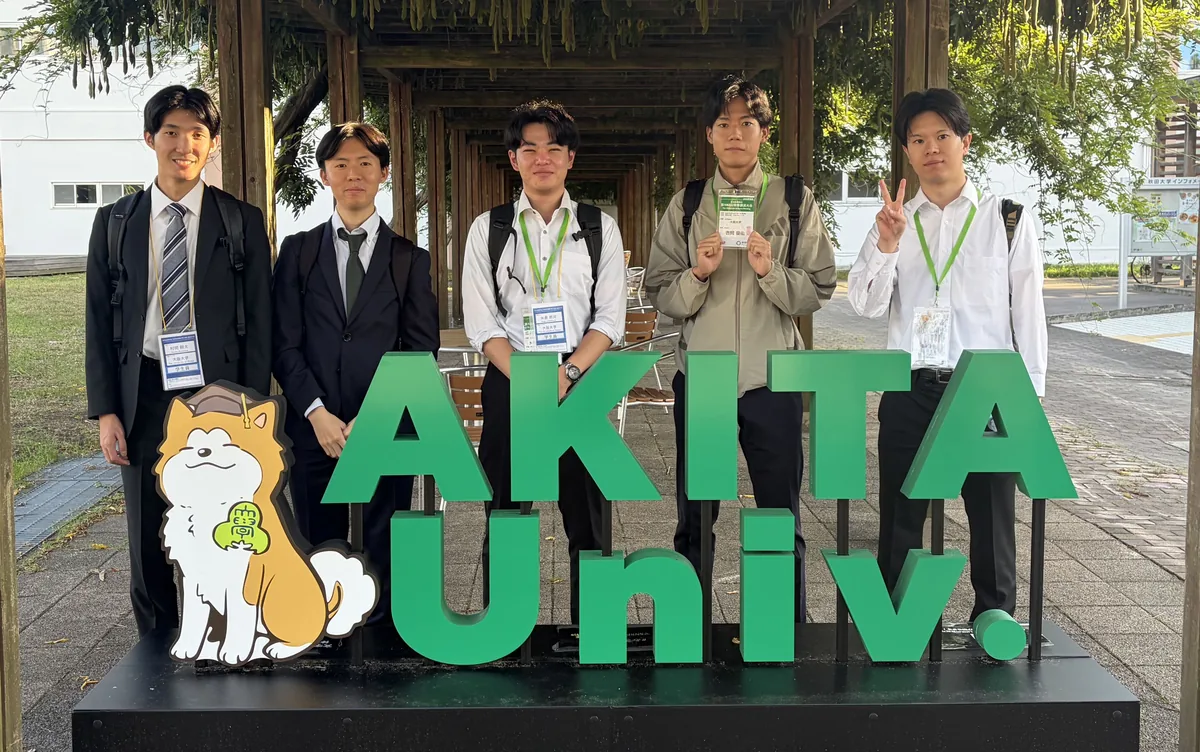 秋田大学のAKITA Univ.のオブジェ前での集合写真