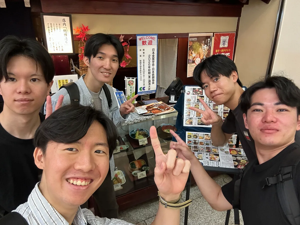 講演大会の歓迎看板前での記念写真