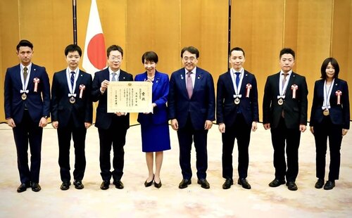 高市内閣総理大臣、赤沢経済産業大臣とともにナカシマヘルスフォースの受賞者との記念撮影.jpg